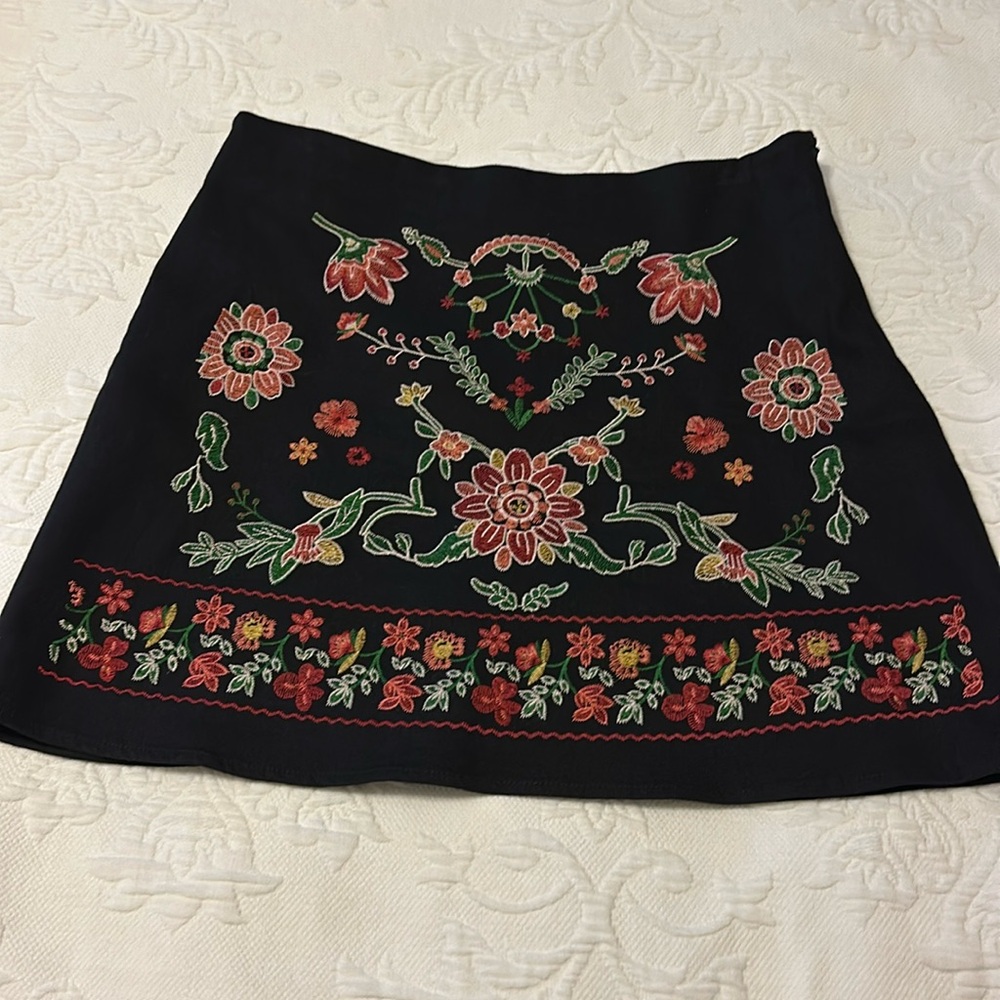 Women’s size large adorable embroidered front mini skirt